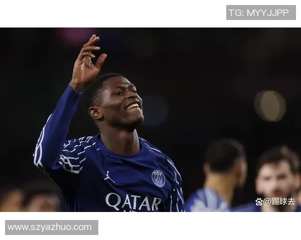 法国足球明星加盟曼联引发全球关注球迷热议未来表现